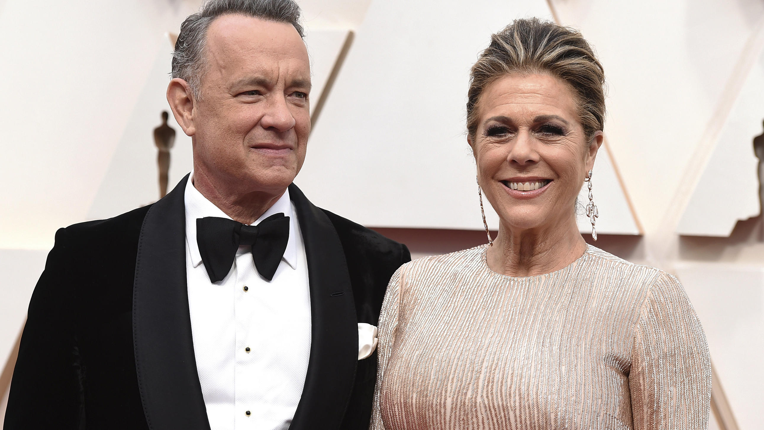 ARCHIV - 09.02.2020, USA, Los Angeles: Tom Hanks und Rita Wilson kommen zur Oscar-Verleihung im Dolby Theatre. Das Paar ist mit dem Coronavirus infiziert. Foto: Jordan Strauss/Invision/AP/dpa +++ dpa-Bildfunk +++