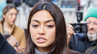 24.02.2020, USA, New York: Ambra Gutierrez, Model aus Italien und Zeugin im Weinstein-Prozess, spricht vor einem Gerichtsgebäude in Manhattan mit Reportern. Gut zwei Jahre nach dem Start der MeToo-Bewegung durch Vorwürfe gegen Harvey Weinstein hat ein US-Gericht den früheren Hollywoood-Mogul wegen Sexualverbrechen schuldig gesprochen. Weinstein drohen nun Jahre in Haft. Foto: John Minchillo/AP/dpa +++ dpa-Bildfunk +++
