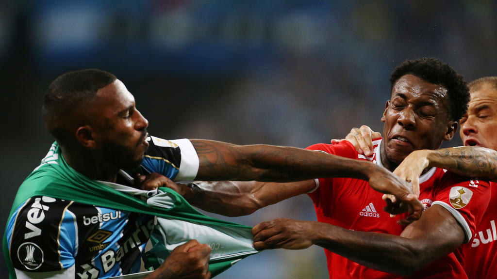 Soccer Football - Copa Libertadores - Group E - Gremio v Internacional - Arena do Gremio, Porto Alegre, Brazil - March 12, 2020 Gremio's Paulo Miranda clashes with Internacional's Moises REUTERS/Diego Vara