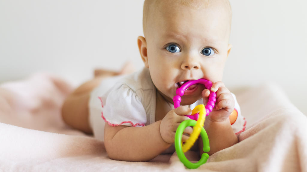Baby mit buntem Beißring