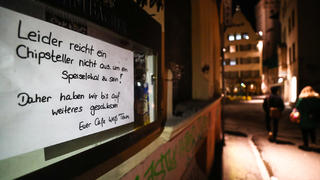 13.03.2020, Baden-Württemberg, Stuttgart: Ein Plakat vor einem Lokal in der Innenstadt weist darauf hin, dass die Kneipe auf Anweisung der Stadt geschlossen bleibt. Die Landeshauptstadt untersagt wegen der Corona-Infektionen und zum Schutz der Bevölkerung mit sofortiger Wirkung Veranstaltungen in Kultur, Sport und Freizeit sowie den Betrieb von Clubs, Tanzlokalen und Bars - Nicht betroffen sind Speiselokale. Foto: Christoph Schmidt/dpa +++ dpa-Bildfunk +++