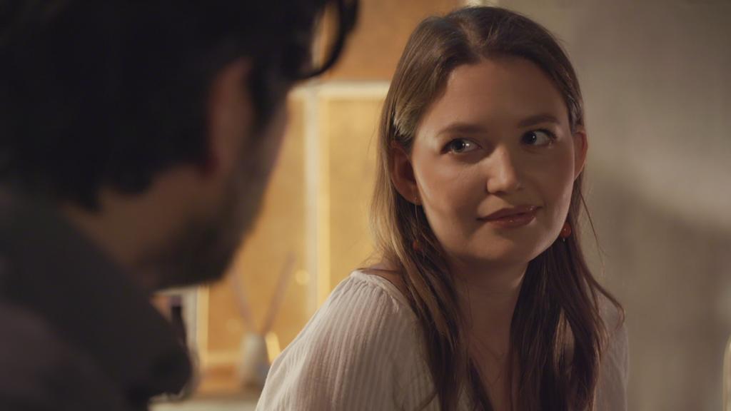 AWZ: Nathalie schaut Maximilian an.