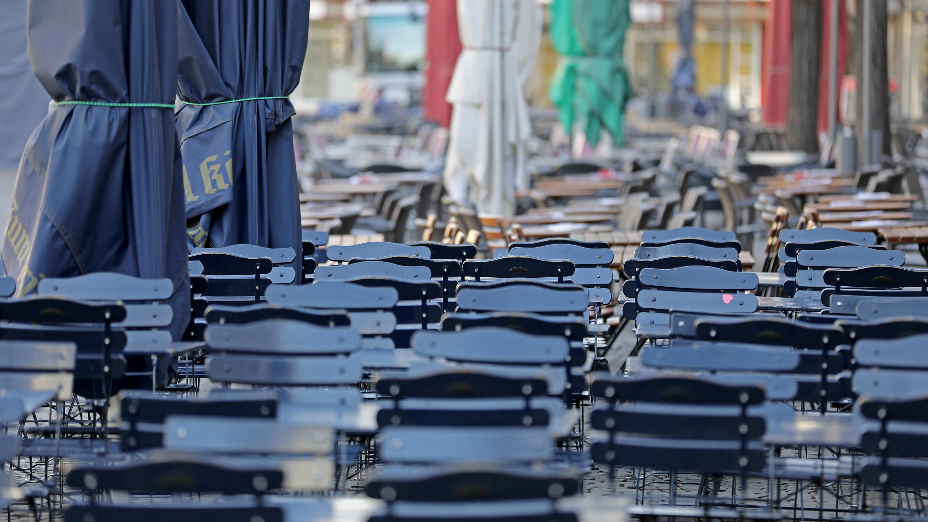 16.03.2020, Nordrhein-Westfalen, Köln: Tische und Stühle vor den Restaurants auf dem Alter Markt sind leer. Das Coronavirus breitet sich weiter aus. Foto: Oliver Berg/dpa +++ dpa-Bildfunk +++