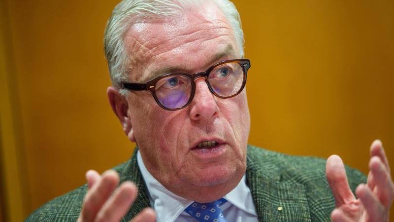 Klaus Reinhard spricht in einem Besprechungsraum