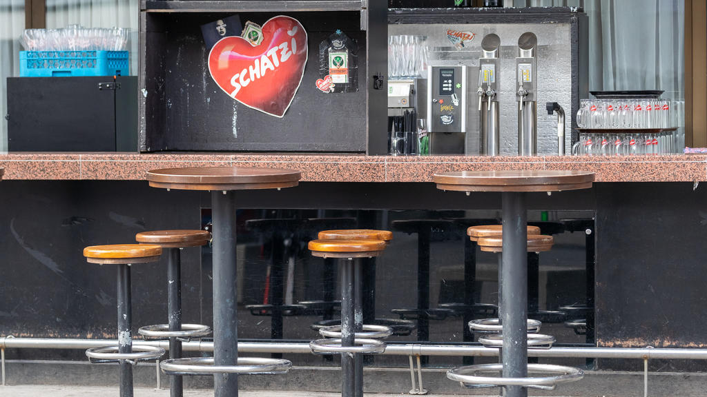 dpatopbilder - 13.03.2020, Österreich, Ischgl: Eine leere Bar. Die Region Paznauntal mit dem Touristenort Ischgl steht in Österreich neben weiteren Orten wegen einer erhöhten Zahl von Coronavirus-Fällen unter Quarantäne. Foto: Jakob Gruber/APA/dpa ++