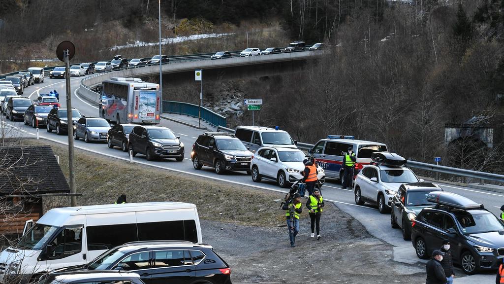Kontrolle durch die Polizei, einfahrende Fahrzeuge werden darauf hingewiesen das es sein kann, 14 Tage nicht mehr herauskommenn. Viele Urlauber sind Talauswärts am Weg *** Control by the police, vehicles entering the valley are warned that they may
