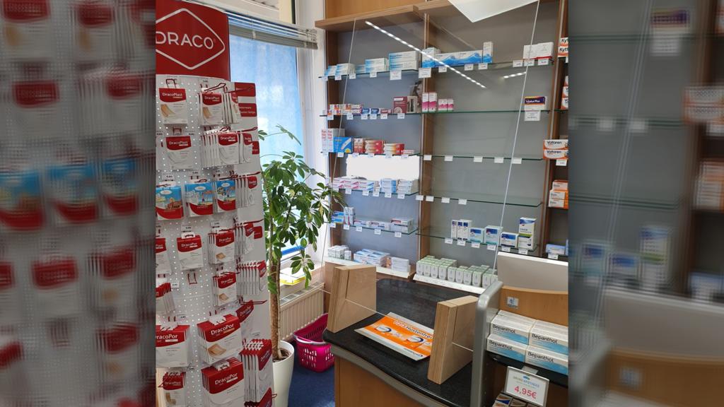 Glasscheibe schützt Mitarbeiter und Kunden der Grund-Apotheke