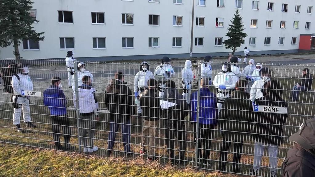 Flüchtlinge stören Corona-Quarantäne - Polizei greift durch