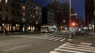 New York am Abend: Wo sich sonst Menschen drängeln, laufen nur vereinzelt Jogger und Pendler entlang