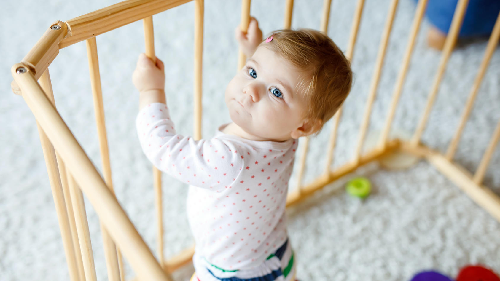 Ein Laufgitter oder Laufstall bietet dem Baby eine geschützte Umgebung, um überall sicher und gefahrlos spielen zu können. Welche Arten von Laufgittern es gibt und was Sie bei der Auswahl und dem Kauf eines Laufgitters beachten sollten, erfahren Sie hier.