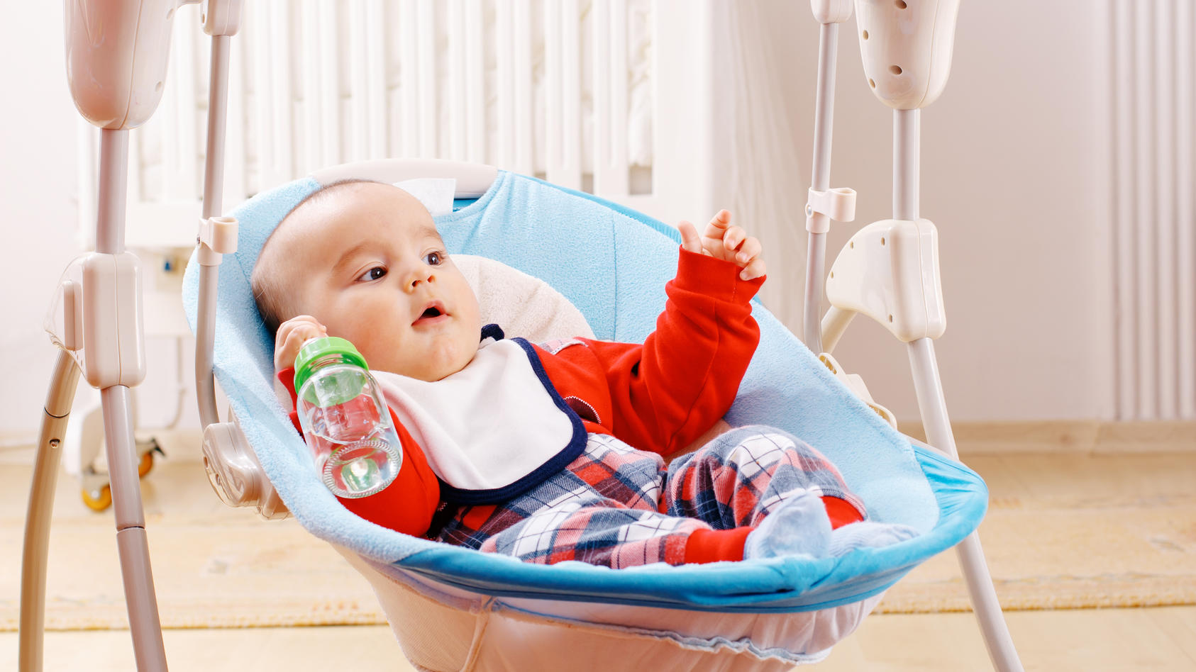Eine Babyschaukel bietet Ihrem Kind eine wippende SItzgelegenheit, die es nicht nur bei Laune hält, sondern auch eine wunderbare Balanceübung abgibt. Was Sie bei Auswahl und Kauf der Babyschaukel beachten sollten, erfahren Sie hier.