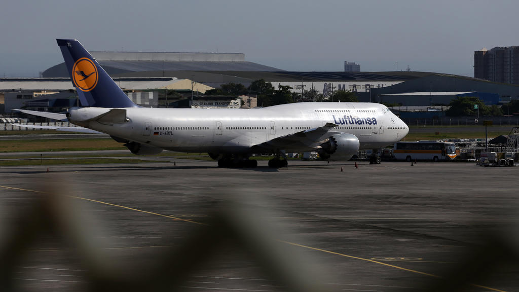 20.03.2020, Philippinen, Manila: Eine Lufthansa-Maschine steht am Flughafen. Mehr als 300 Deutsche warten auf dem internationalen Flughafen Ninoy Aquino auf einen Lufthansa-Flug, der von der deutschen Botschaft auf den Philippinen wegen der Covid-19-