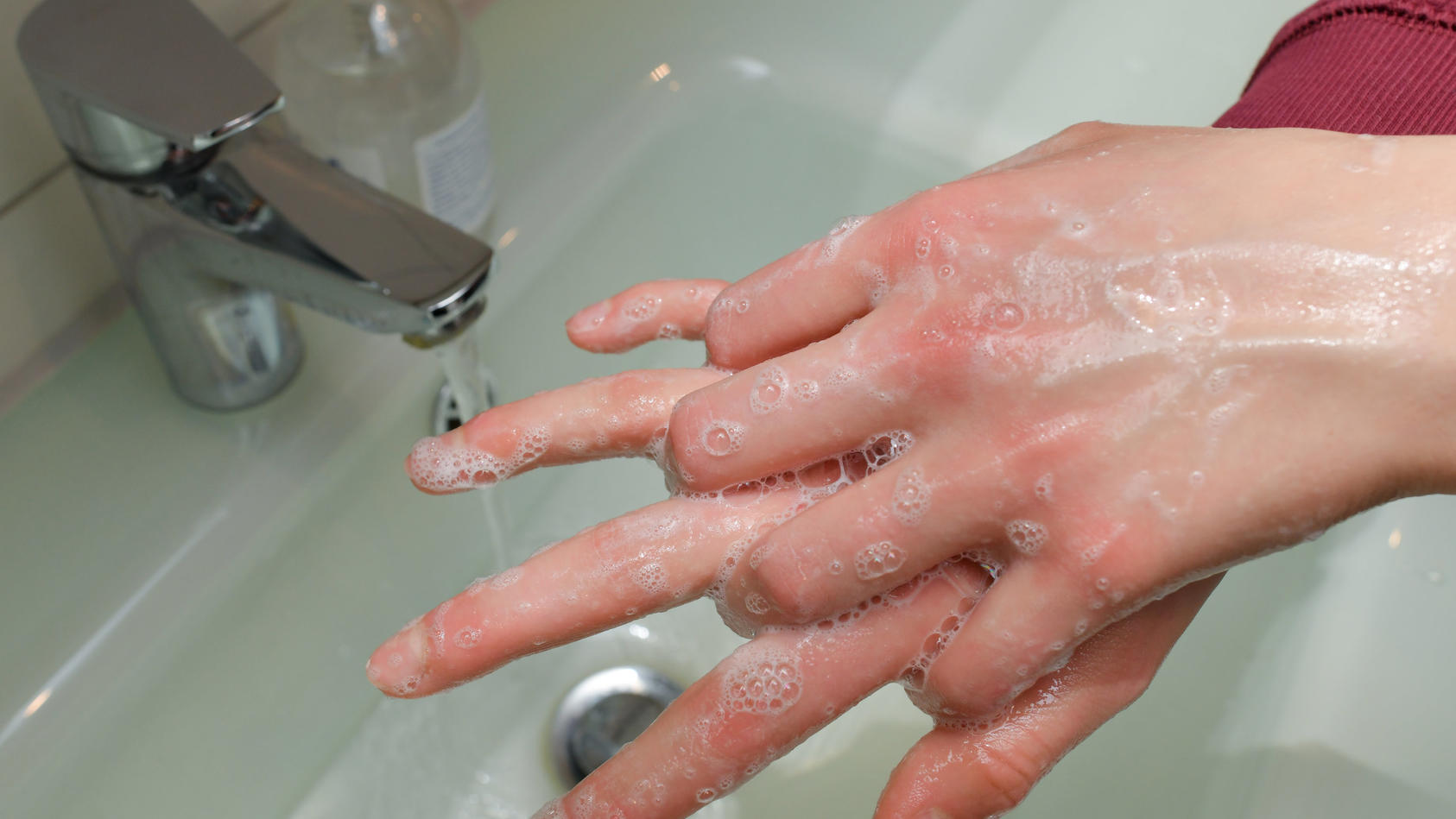ILLUSTRATION - 27.02.2020, Brandenburg, Sieversdorf: Ein Mädchen wäscht sich ihre Hände mit Wasser und Seife (gestelltes Foto). Hände­hygiene­maßnahmen gehören zu den wichtigsten Infektions­präventions­maßnahmen. Die eigene Hygiene, vor allem das Hän