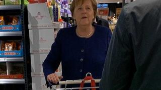 Angela Merkel geht einkaufen.
