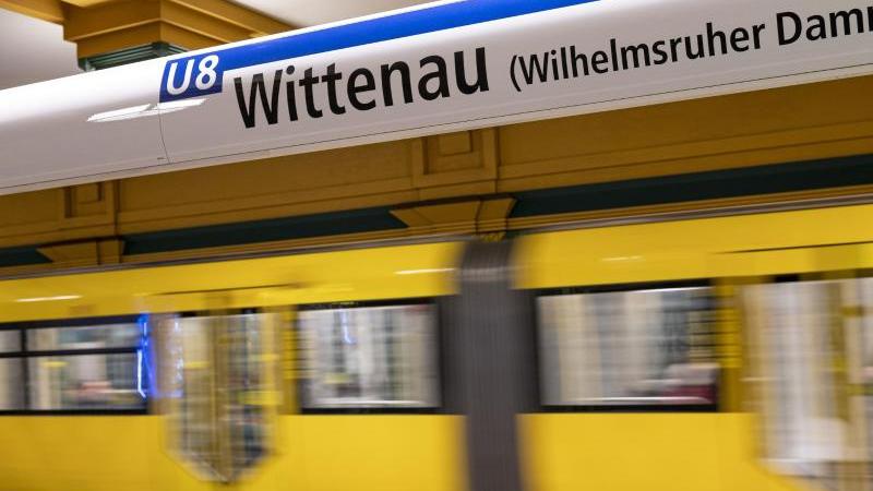 Die U-Bahn der Linie 8 fährt in die Station  Berlin-Wittenau ein