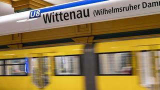 Die U-Bahn der Linie 8 fährt in die Station Wittenau ein