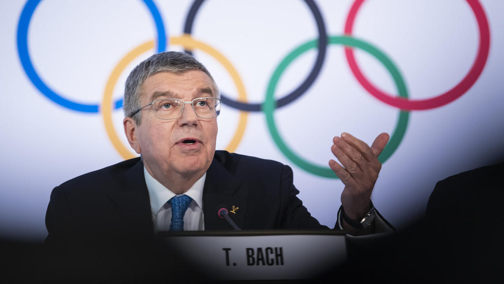 ARCHIV - 04.03.2020, Schweiz, Lausanne: Thomas Bach, Präsident des Internationalen Olympischen Komitees (IOC), spricht während einer Pressekonferenz nach der Vorstandssitzung des Internationalen Olympischen Komitees (IOC) im Olympischen Haus. (zu dp