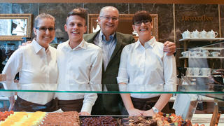  Hannover, Verzweifelt appellierte Bäckereichef Bosselmann aus Hannover an die Solidarität der Kunden in der Corona-Krise und sorgt damit bundesweit für Aufmerksamkeit, über 4 Millionen Klicks https://www.facebook.com/rainer.droese/posts/2764688330234423notifid1584716646675176&notiftfeedbackreactiongeneric, *** Hanover, Desperately appealed bakery boss Bosselmann from Hanover to the solidarity of customers in the Corona crisis and thus ensures nationwide attention, over 4 million clicks https www facebook com rainer droese posts 2764688330234423 notif id 1584716646675176 notif t feedback reaction generic,