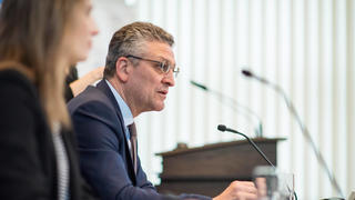  Gesundheit Corona-Virus Robert Koch-Institut Aufgrund der Corona-Krise haelt das Robert Koch-Institut, eine selbststaendige deutsche Bundesoberbehoerde fuer Infektionskrankheiten, taeglich ein Pressebriefing ab um die Oeffentlichkeit ueber den Verlauf der Virusepedimie und ueber Gegenmassnahmen zu informieren. Im Bild: Prof. Dr. Lothar H. Wieler, Praesident des Robert Koch-Institut. 20.3.2020, Berlin *** Health Corona Virus Robert Koch Institute Due to the corona crisis, the Robert Koch Institute, an independent German federal authority for infectious diseases, holds a daily press briefing to inform the public about the course of the virus epidemic and about countermeasures. In the picture Prof Dr Lothar H Wieler, President of the Robert Koch Institute 20 3 2020, Berlin