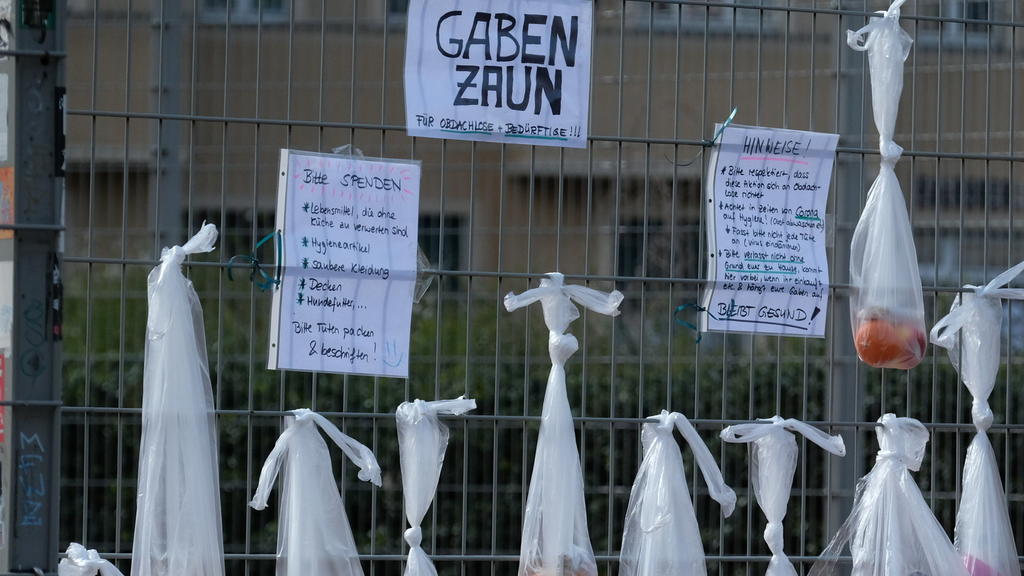 22.03.2020, Sachsen, Leipzig: An einem Zaun im Stadtteil Connewitz sind Beutel mit Nahrungsmitteln angebracht. Der sogenannte Gabenzaun ist für Bedürftige in Zeiten der Corona-Krise gedacht. Foto: Sebastian Willnow/dpa-Zentralbild/dpa +++ dpa-Bildfun