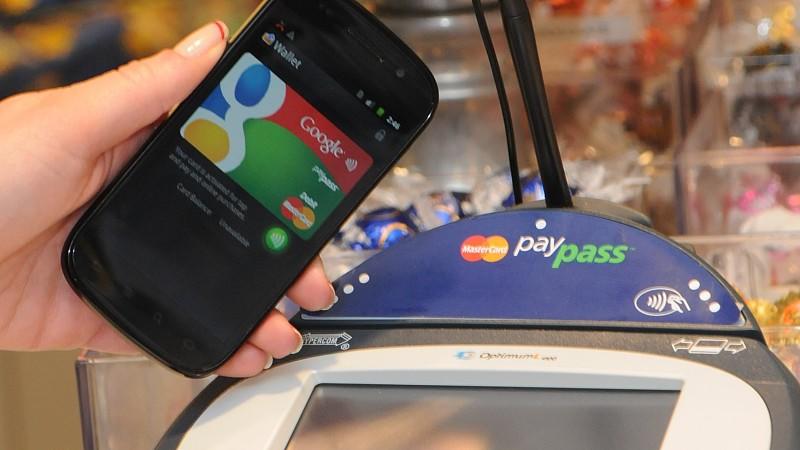 ARCHIV - ILLUSTRATION - Ein Google-Smartphone wird an einer Supermarkt-Kasse neben ein so genanntes PayPass-Gerät zur elektronischen Zahlungsabwicklung gehalten (undatiertes Google-Handout). Seit Jahren wird prophezeit, dass Smartphones bald die Brie