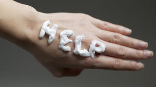 Hilfe für trockene Hände mit Handcreme