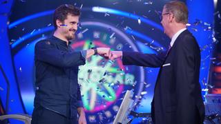 "Wer wird Millionär?"-Moderator Günther Jauch gratuliert dem frisch gebackenen Millionär Ronald Tenholte