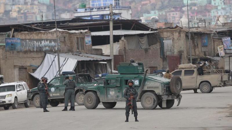 Die afghanische Polizei am Ort des Geschehens: ""Bislang haben wir keine Nachrichten aus dem Inneren.". Foto: Rahmat Gul/AP/dpa