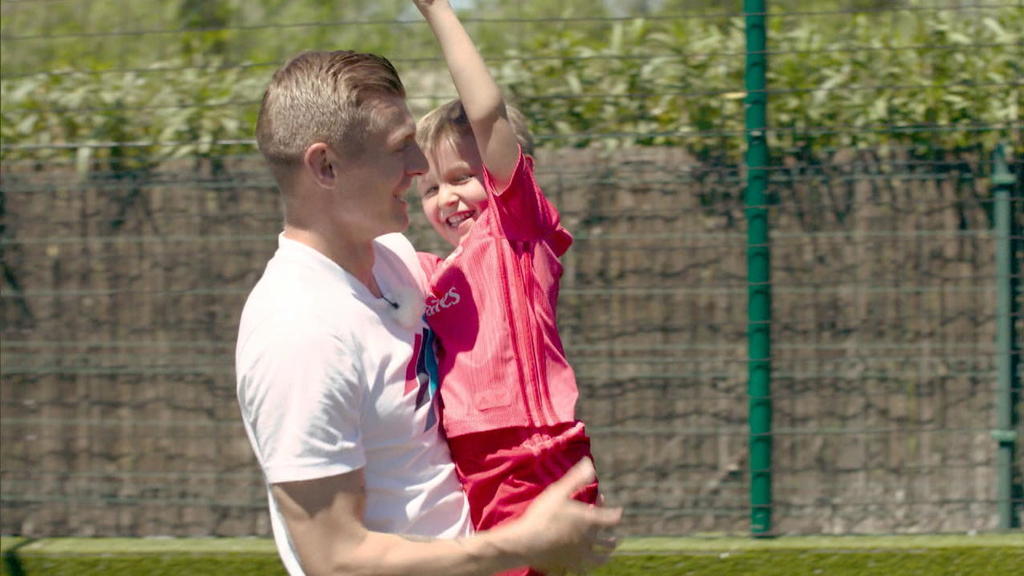Toni Kroos mit seinem Sohn