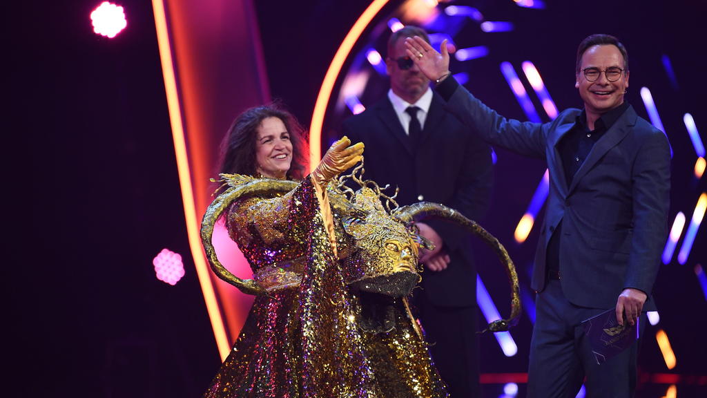Rebecca Immanuel steht als enttarnte Figur "Die Göttin" in der Prosieben-Show "The Masked Singer" neben Moderator Matthias Opdenhövel auf der Bühne.