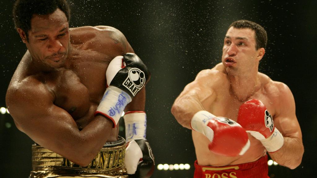 Der Schwergewichtsweltmeister nach Version der IBF und IBO, Wladimir Klitschko aus der Ukraine (r), steht am Samstag (07.07.2007) beim Rematch gegen den US-Amerikaner Lamon Brewster in der Kölnarena in Köln im Boxring. Klitschko gewinnt den Kampf dur