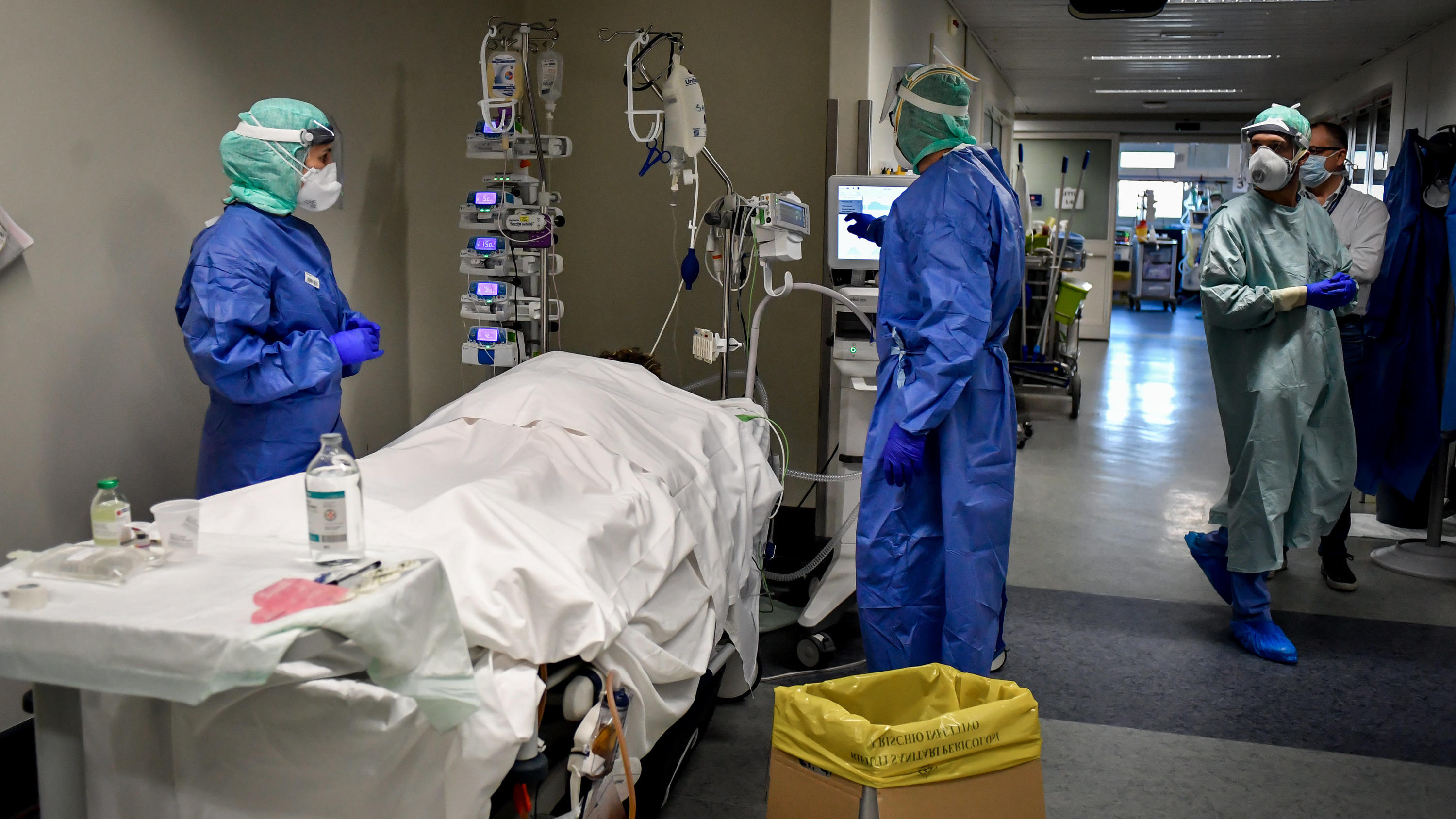Medizinisches Personal behandeln am Gang der Intensivstation des Krankenhauses von Brescia einen Patienten. In der Lombardei liegen die Metropole Mailand und die heftig von der Krankheit Covid-19 betroffene Zone um Berga
