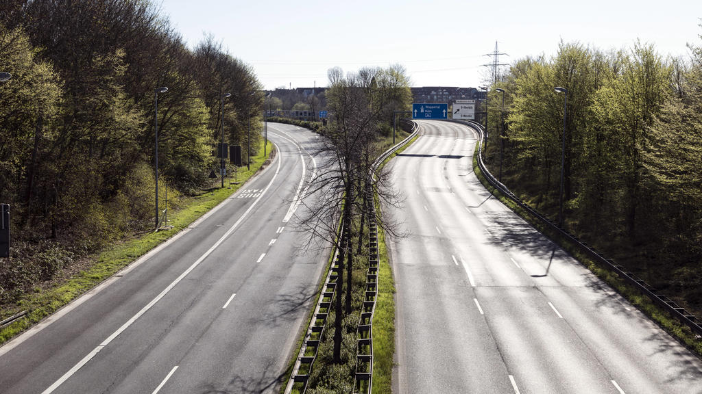 Maßnahmen aufgrund Coronavirus Pandemie, leere Straßen am Zubringer zur A46 *** Coronavirus pandemic measures, empty roads at the A46 feeder road