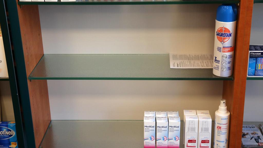 Corona 28.02.2020 , Erfurt, Apotheke, Desinfektionsmittel/ Händedesinfektion und Flächendesinfektion ist weitestgehend vergriffen und nicht nachbestellbar, die Kunden stehen vor leeren Regalen *** Corona 28 02 2020 , Erfurt, pharmacy, disinfectant h