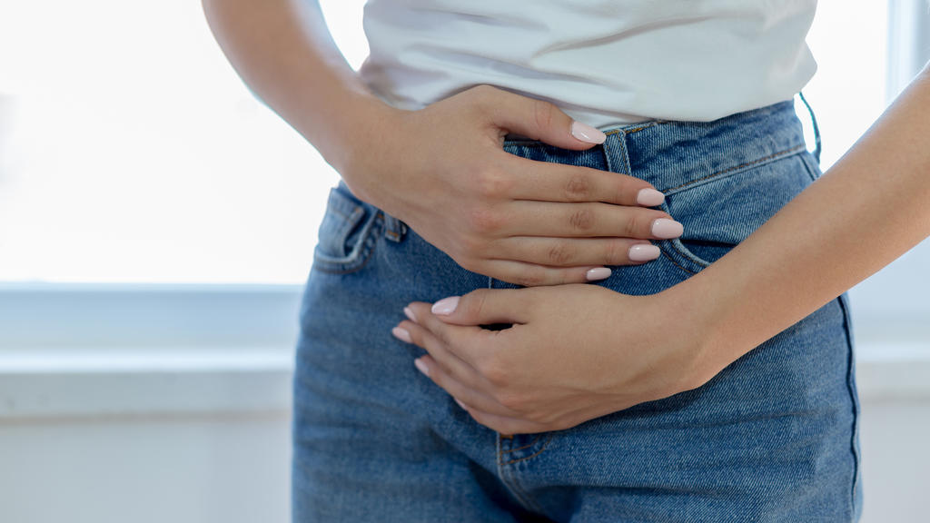 Darmprobleme: Frau hält sich den Bauch