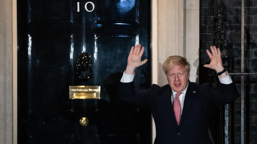 26.03.2020, Großbritannien, London: Boris Johnson, Premierminister von Großbritannien, schließt sich vor der Downing Street 10 dem landesweiten Applaus für den NHS (Das staatliche Gesundheitssystem in Großbritannien und Nordirland) an, um das medizin