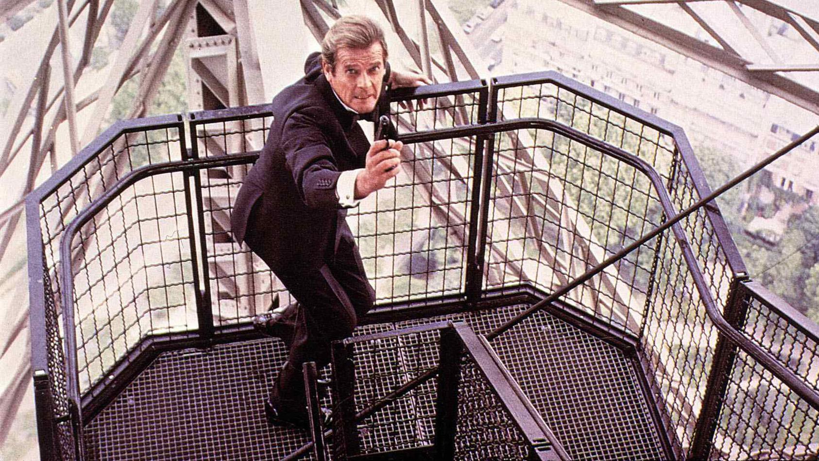 View To A Kill, A  (1985) Roger Moore   James Bond (Roger Moore) jagt einen millionenschweren Geschaeftsmann, der das Geheimnis eines neuen Mikrochips an die Sowjets verraten will. Regie: John Glen ,