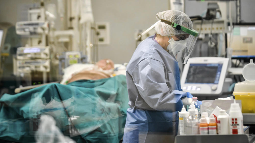 26.03.2020, Italien, Pavia: Ein Arzt arbeitet auf der Covid-19-Intensivstation des San Matteo Krankenhauses, auf der ein Patient stationiert ist. Foto: Claudio Furlan/LaPresse/AP/dpa +++ dpa-Bildfunk +++