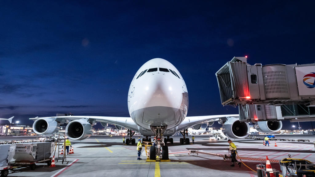 29.03.2020, Hessen, Frankfurt/Main: Ein Airbus A380 der Fluggesellschaft Lufthansa steht nach der Landung am Flughafen Frankfurt in seiner Parkposition. Es war die vorerst letzte Landung eines Lufthansa-Airbus A380 am Frankfurter Flughafen. Die Masch