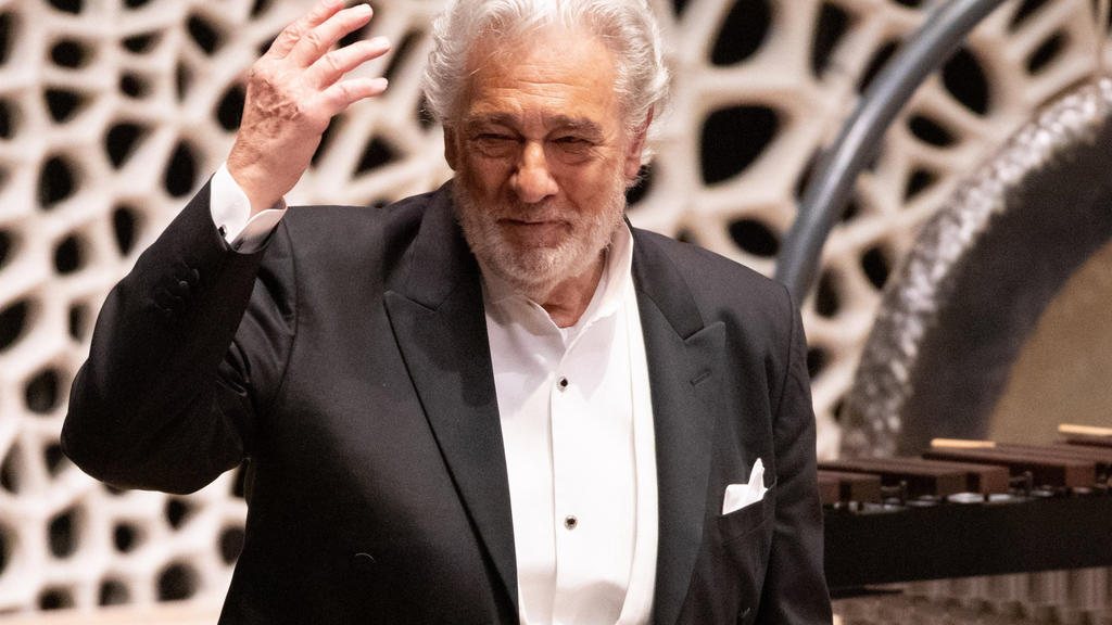 Opernstar Placido Domingo muss wegen Covid-19 im Krankenhaus behandelt werden.