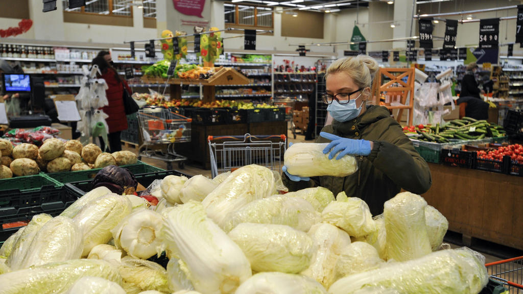  March 24, 2020, Kiev, Ukraine: A woman wearing a protective mask as a precaution against Coronavirus, buying vegetables in a supermarket..97 cases of COVID-19 infection in Ukraine have been reported by Ministry of Health Ukraine. Kiev Ukraine - ZUMA