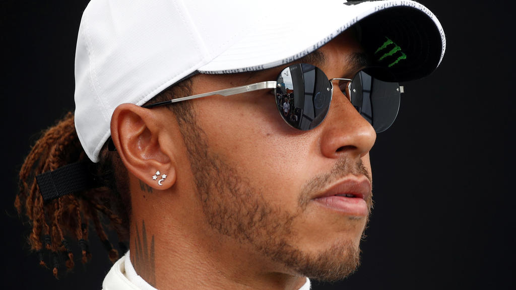 FILE PHOTO: Formula One F1 - Australian Grand Prix - Melbourne Grand Prix Circuit, Melbourne, Australia - March 12, 2020 Mercedes' Lewis Hamilton poses for a drivers portrait REUTERS/Edgar Su/File Photo