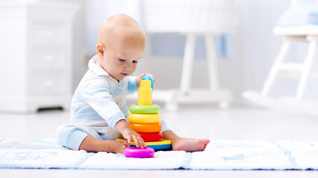 Baby spielt mit bunten Ringen