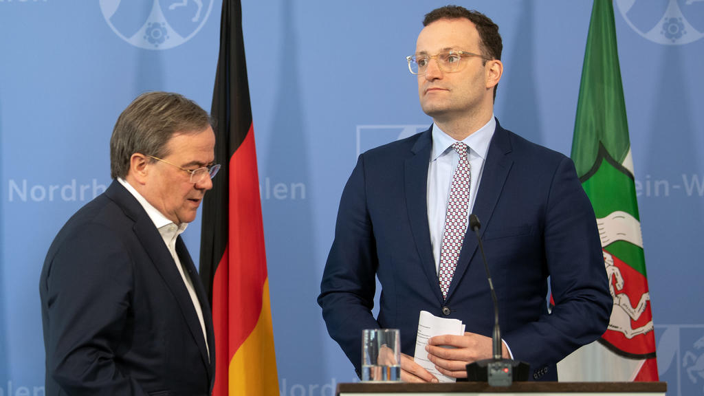 31.03.2020, Nordrhein-Westfalen, Düsseldorf: Armin Laschet (CDU, l), Ministerpräsident von Nordrhein-Westfalen, und Jens Spahn (CDU), Bundesgesundheitsminister, geben eine Pressekonferenz. Zuvor hatten sie sich gemeinsam in der Universitätsklinik Düs