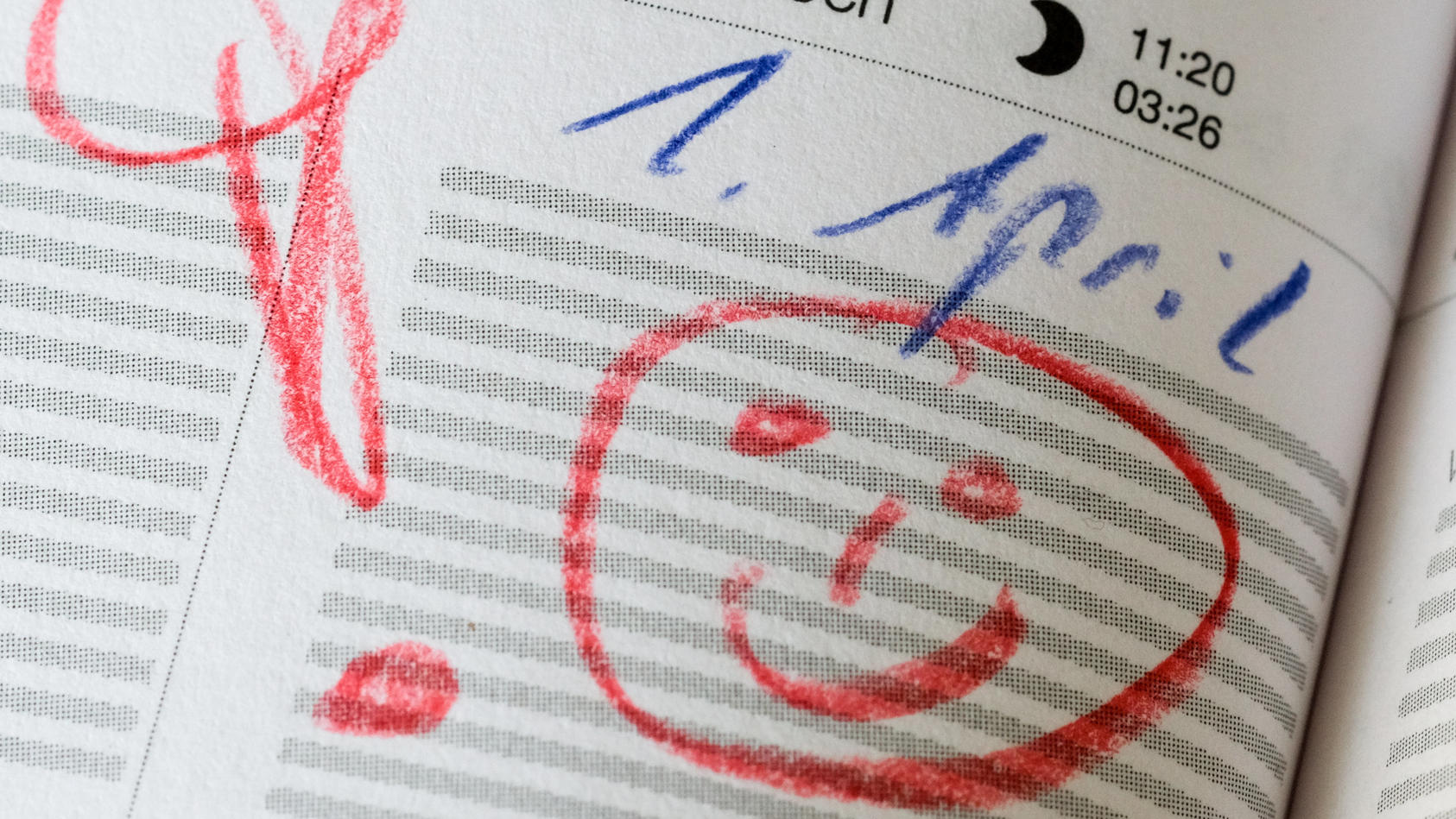 24.03.2020, Berlin: In einem Kalender sind am 1. April ein warnendes Ausrufezeichen und ein Smiley eingetragen. (zu dpa-Korr "April, April! - Von Spaghetti-Bäumen und fliegenden Pinguinen") Foto: Jens Kalaene/dpa-Zentralbild/dpa +++ dpa-Bildfunk +++