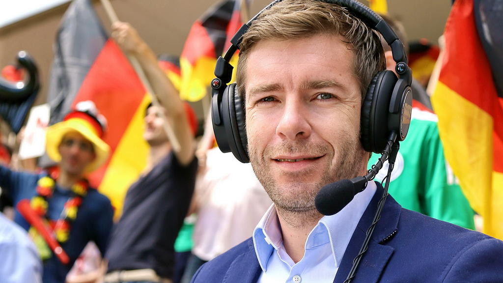Marco Hagemann kommentiert f¸r RTL die Qualifikationsspiele der deutschen Fuï¬ball-Nationalmannschaft zur EM 2016 und zur WM 2018.
