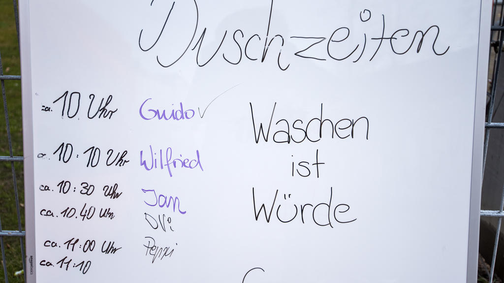 01.04.2020, Hamburg: Ein Schild mit den Duschzeiten für Obdachlose steht vor dem Hallenbad St. Pauli. Obdachlose können in diesem Schwimmbad die Duschen nutzen. Foto: Daniel Bockwoldt/dpa +++ dpa-Bildfunk +++