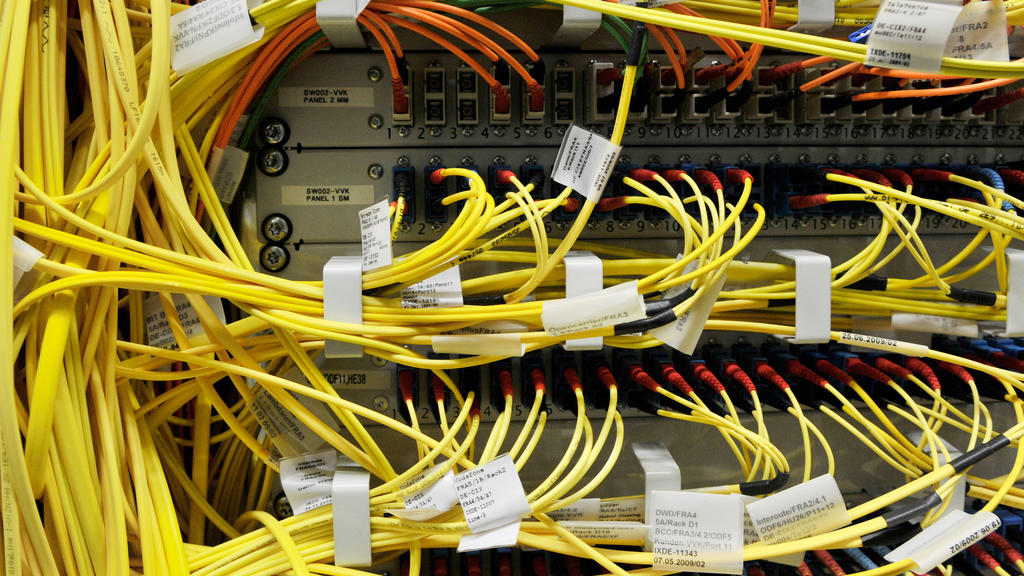 ARCHIV - 26.04.2010, Hessen, Frankfurt Am Main: Etliche Terrabyte an Daten laufen durch die gelben Glasfaserleitungen der Firma De-Cix. Der in Frankfurt basierte weltgrößte Internet-Knoten DE-CIX hatte mitgeteilt, der durchschnittliche Datenverkehr h