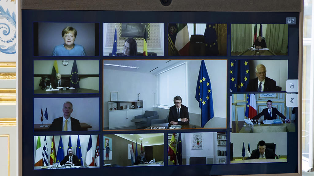 ARCHIV - 26.03.2020, Frankreich, Paris: Bundeskanzlerin Angela Merkel (oben links) und andere europäische Staats- und Regierungschefs, sowie Mitglieder des Europäischen Rates, sind während einer Videokonferenz im Elysee-Palast in Paris auf dem Bildsc