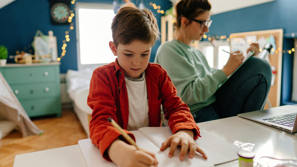 omeschooling ist eine echte Herausforderung in der Coona-Krise - vor allem, wenn die Eltern viel arbeiten
